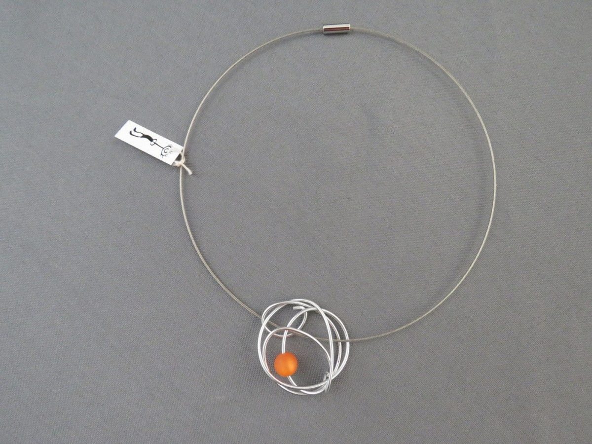 ogrlica greta z oranžno perlo